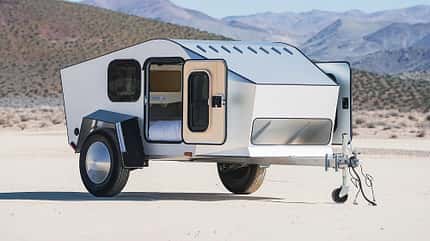 Polydrops, Aerodynamik, P19, Wohnwagen, Trailer, USA, Wüste, Offroad, Autarkie Der kleinere Polydrops P19 alleine vor dem Wüstenhintergrund