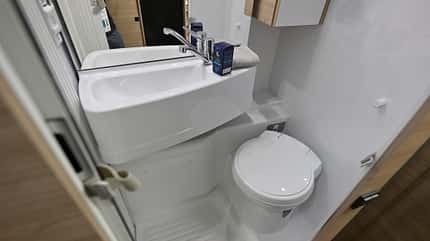 Challenger, C 387, Alkoven, Messe, Premiere, Toilette Challenger C 387 (2025) Alkoven, Toilette und Waschbecken
