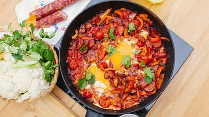 Niederlande, Friesland, Advertorial Schakschuka mit Wurst
