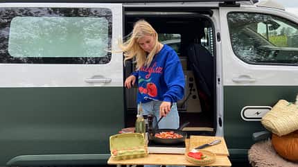 Niederlande, Friesland, Advertorial Schakschuka vor dem Bulli kochen