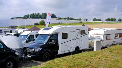 Stellplatz, Caravans, Gras, BŸsche, Solarplatten, BŠume, Himmel kompakte Frankia Neo auf dem Fahrercamp