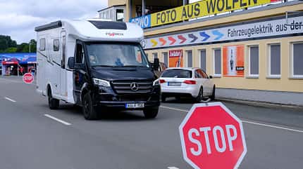 Frankia Neo, Stra§e, GebŠude, Auto, Stoppschild, Himmel Frankia Neo als Wohnmobil im Fahrerlager