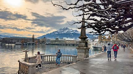 Promenade, See, Menschen, Berge, BŠume, Schnee, Himmel Promenade, See, Menschen, Berge, BŠume, Schnee, Himmel