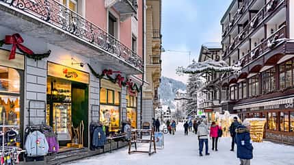 Fu§gŠngerzone, LŠden, Menschen, Schnee, Weihnachtsdekoration Fu§gŠngerzone, LŠden, Menschen, Schnee, Weihnachtsdekoration