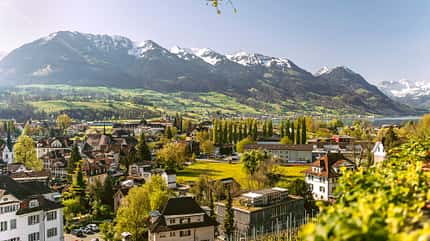 StŠdtchen, Panorama, HŠuser, BŠume, Berge, Himmel StŠdtchen, Panorama, HŠuser, BŠume, Berge, Himmel