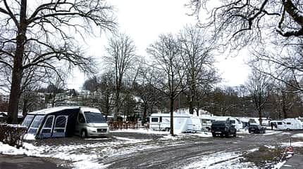 Campingplatz, Caravans, Autos, Zelte, Schnee, BŠume, Himmel Campingplatz, Caravans, Autos, Zelte, Schnee, BŠume, Himmel