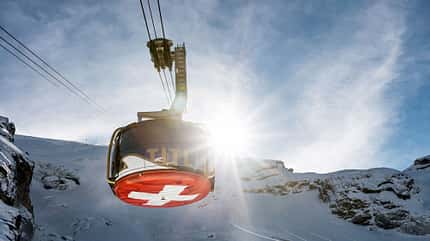 Gondel, Schweizer Kreuz, Berge, Schnee, Himmel, Sonne Gondel, Schweizer Kreuz, Berge, Schnee, Himmel, Sonne