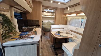Wohnwagen, LMC, Sonderedition, Kinderzimmer, RS-Edition, VIP, Wohnbereich, Rundsitzgruppe RS-Edition VIP 710 K (2025) Sitzgruppe, Küche und Wohnen