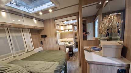 Wohnwagen, LMC, Sonderedition, Kinderzimmer, RS-Edition, VIP, Schlafbereich, Französisches Doppelbett RS-Edition VIP 710 K (2025) Schlafbereich der Eltern