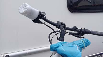 leser-tipp, fahrradträger, schutzhülle promobil-Leser U. Heinzelmann nützt leere PET-Flaschen, um Beschädigungen an seiner Fahrradträger-Schutzhülle zu verhindern.