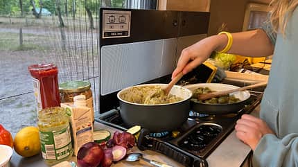 Clever, Spirit 600, Campingbus, Einzelbetten, Praxischeck, Kochen, Küche, Abendessen Clever Spirit 600 im Praxischeck; Kochen