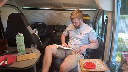 Clever, Spirit 600, Campingbus, Einzelbetten, Praxischeck, Lesen, Sitzgruppe, Entspannen, gemütlich Clever Spirit 600 im Praxischeck; gemütliche Sitzgruppe
