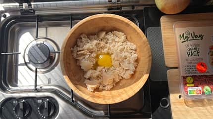 Campingküche, Ratatouille, Omnia, Bildanleitung, Brot Campingküche Ratatouille aus dem Omnia mit Bildanleitung Brot in einer Schüssel
