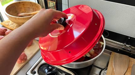 Campingküche, Ratatouille, Omnia, Bildanleitung, abgedeckt Campingküche Ratatouille aus dem Omnia mit Bildanleitung Deckel angehoben