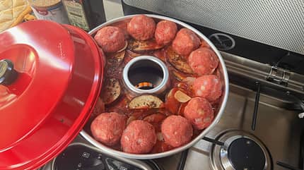 Campingküche, Ratatouille, Omnia, Bildanleitung, Deckel Campingküche Ratatouille aus dem Omnia mit Bildanleitung Deckel liegt daneben