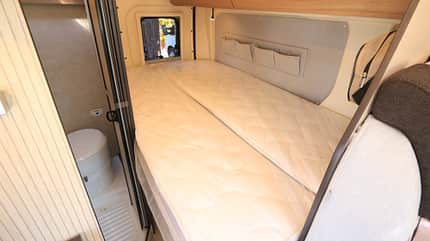 Rimor Horus 12 (2025) Campingbus, Bett, französisches Bett