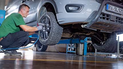 Testfahrzeug, AT Reifen, Mechaniker, Werkzeuge Testfahrzeug, AT Reifen, Mechaniker, Werkzeuge