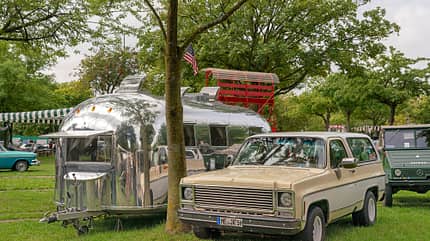 Airstream Tradewind, GMC Jimmy, USA Flagge, Rasen, Baum Airstream Tradewind, GMC Jimmy, USA Flagge, Rasen, Baum