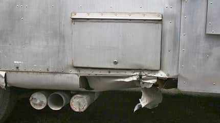 Flanke, Verformung, Risse, Nieten, stumpfes Aluminium Flanke, Verformung, Risse, Nieten, stumpfes Aluminium