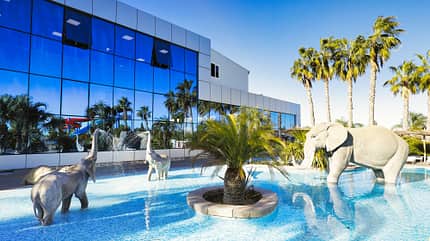Planschbecken, Hallenbad, Wellnesscenter, Elefantenstatuen, Palmen, Himmel