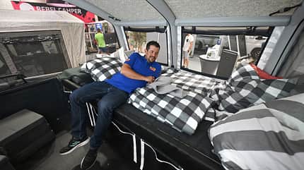 Bett, Mann, Faltcaravan, Fenster, Luftgestänge Bett, Mann, Faltcaravan, Fenster, Luftgestänge