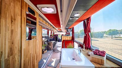 Mercedes, Küchenzeile, Reiosebus, Vorhänge, rot, Couch, Fenster Mercedes, Küchenzeile, Reiosebus, Vorhänge, rot, Couch, Fenster