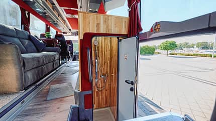 Duschkabine, ehemalige Toilette, Türe, Fenster, Holz Duschkabine, ehemalige Toilette, Türe, Fenster, Holz