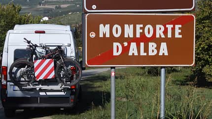 Straßenschild, Barolo, Montforte d'Alba, Campingbus, Heck Straßenschild, Barolo, Montforte d'Alba, Campingbus, Heck