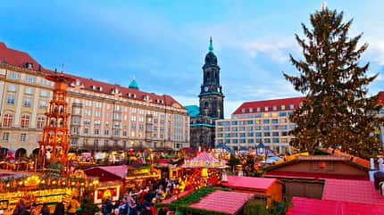 Weihnachtsmarkt, Dresden, Striezelmarkt, Buden, Kirche, Marktplatz, Tannenbaum Traditional Christmas Market Striezelmarkt in Dresden, Germany