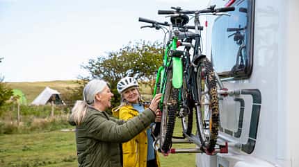 Reisemobil beladen Fahrrad aufladen