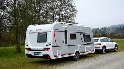 Dethelffs, Nomad, 2025, Dethleffs Nomad 490 EST, Wohnwagen, Heck, Zugwagen Dethelffs Nomad (2025) Dethleffs Nomad 490 EST Hinten mit Zugwagen
