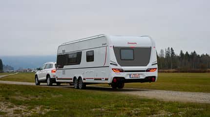 Dethelffs Beduin Scandinavia (2025) am Zugfahrzeug von hinten