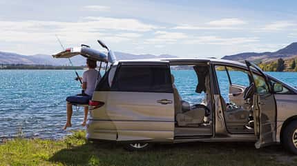 Car-Camping, Campingmodul, Dachbox, Kulisse Carcamper steht am See und Mann angelt