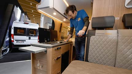 CMT, Messe, Carabus. Edition Fire, 2025, Campingbus, Kastenwagen, Fiat Ducato, Küche Carabus Edition Fire (2025) Messe CMT Redakteur in der Küche