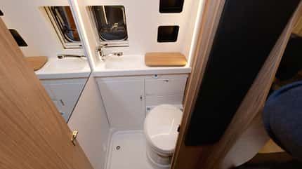 CMT, Messe, Carabus. Edition Fire, 2025, Campingbus, Kastenwagen, Fiat Ducato, Kombibad Carabus Edition Fire (2025) Messe CMT Badezimmer mit Waschtisch und Toilette