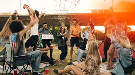 Party, Campingplatz, Stellplatz, regeln, Anfängerfehler, Symbolbild Leute Feiern auf einem Campingplatz