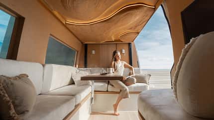 Zion Dreams Campingbus Frau in Sitzgruppe