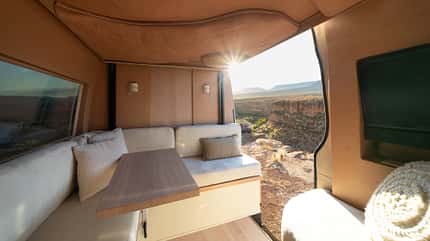 Zion Dreams Campingbus Sitzgruppe leer mit Tisch