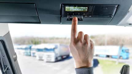 VDO, Fahrtenschreiber VDO Fahrtenschreiber im Fahrerhaus mit Hand