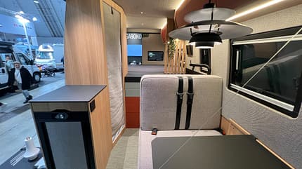 Vagabond Vans, Vabo Vision Copenhagen, Campingbus, Messe, Durchschuss, Sitzgruppe Vabo Vision Copenhagen auf der CMT 2025 Durchschuss mit Sitzgruppe