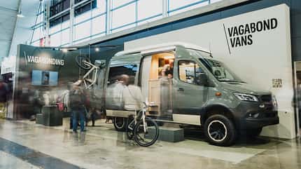 Vagabond Vans, Vabo Vision Copenhagen, Campingbus, Messe, Querbett, Messestand, Langzeitbelichtung Vabo Vision Copenhagen auf der CMT 2025 Messestand Vagabond Vans