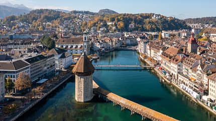 Luzer, Wasser, Brücke, Bäuume, Häuser, Hügel Luzern Fluss mit Brücke
