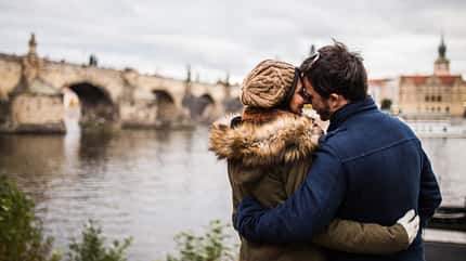 Prag, Liebespaar, Brücke, Wasser Ein paar vor einer Brücke in Prag