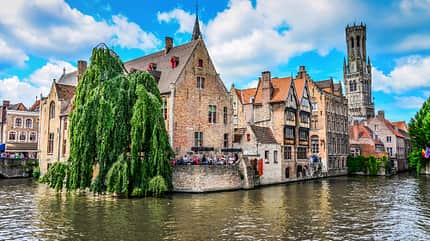 Grachten, Brugge, Belgien Kanal mit Wasser vor der historischen Stadt Brugge