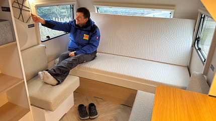 e-dero, lmc, e:dero, edero, wohnwagen, kompakt, klein, 470 K, Sofa LMC e:dero 470 K (2025) Sitzbank, Mann legt Füße hoch