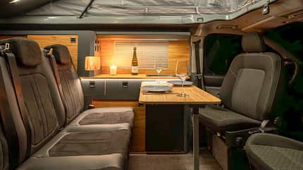 Campervan Pureflexx Escape 500 Setup für Mahlzeiten in der Sitzgruppe