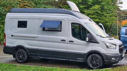 Pureflexx Escape 600 Campingbus parkend mit offenen Fenstern