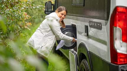 natascha gorbel, reisemobil, verkäuferin, camper leben Waschmaschine
