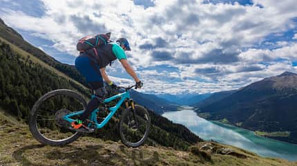 Mountainbike, Reschensee, 3-Länder Enduro, Reschen, Südtirol, Italien, Lake Reschen scenic mountain bike downhill.