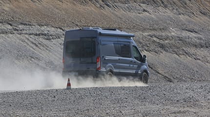 Offroad, Fahrtraining, Wohnmobil, Campingbus, Sunlight. Kies, Bremsen, Staub Offroad-Fahrtraining: Campingbus bremst stark